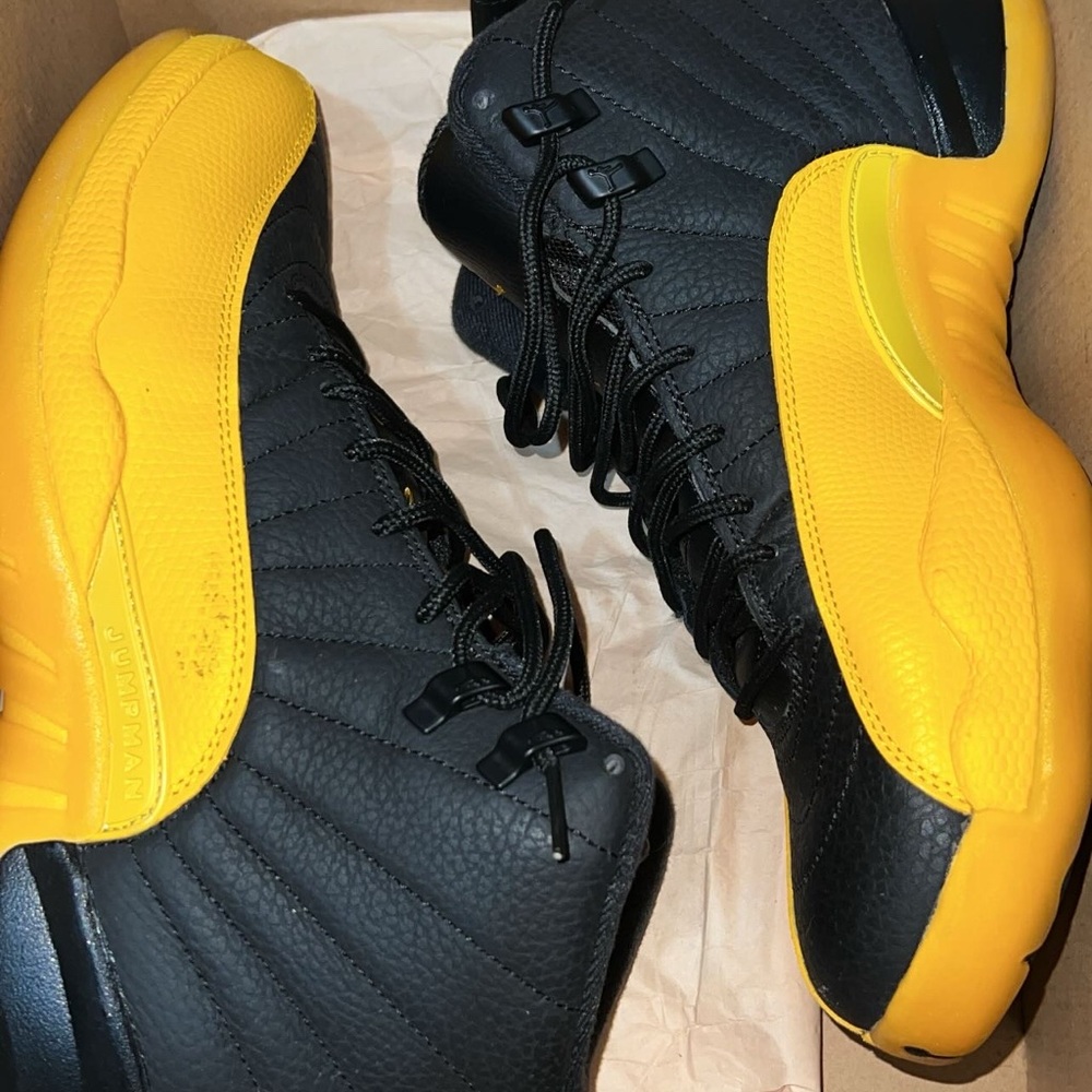 100% authentic 
Purchased from finish line
Size 8.5 
Comes with box